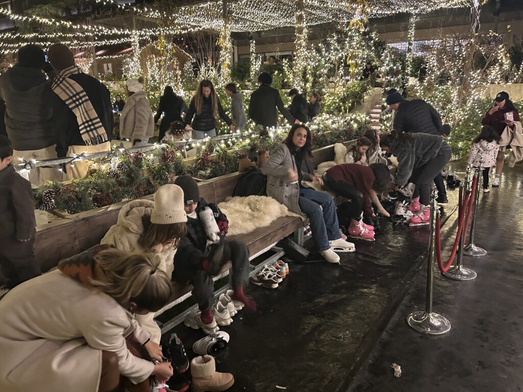 Mensen doen hun schaatsen aan vlakbij een ijsbaan