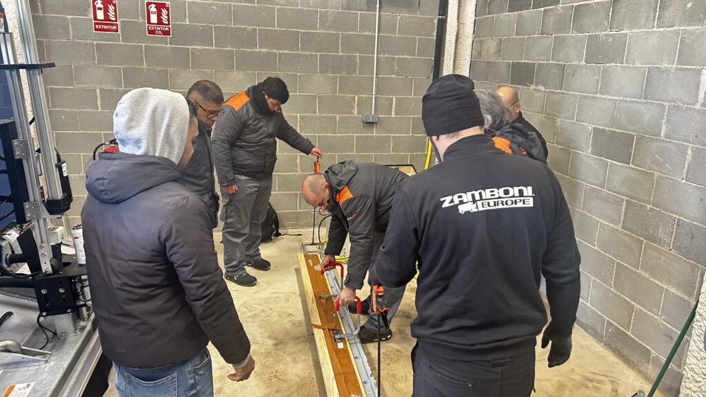 Equipo de mantenimiento recibiendo formacion practica sobre los equipos de la pista de hielo