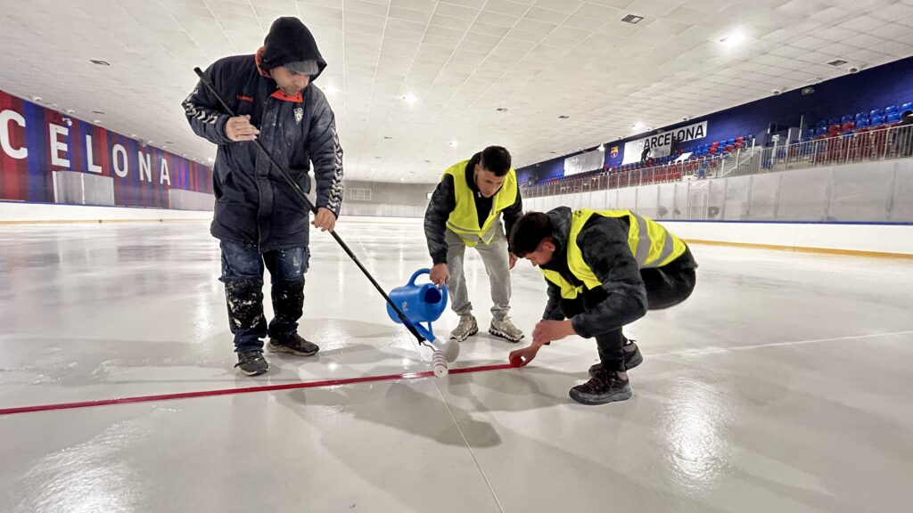 Equipo Ice Master de NAPAPIRI aplicando marcajes profesionales sobre el hielo de una pista de competicion