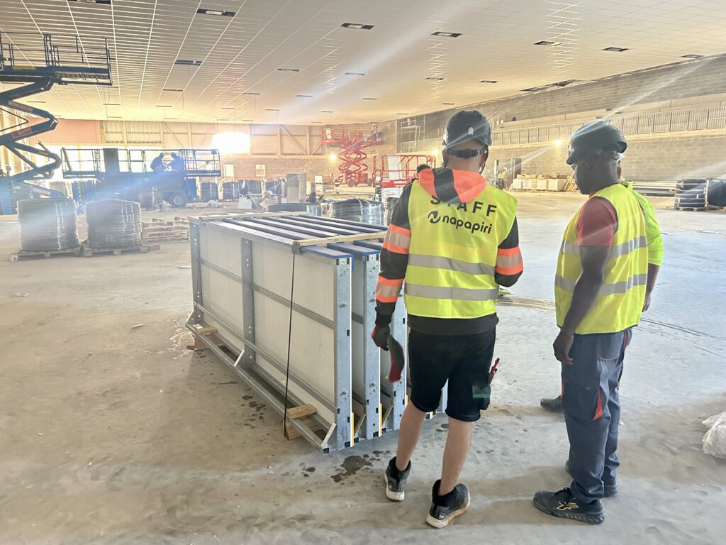 Nuevos paneles de barrera entregados en obra para un proyecto de renovacion de pista de hielo