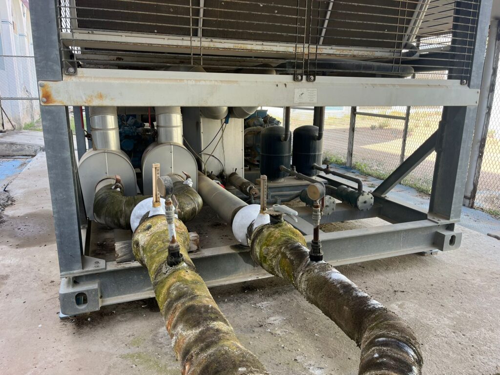 Colector de distribucion hidraulica obsoleto de una pista de hielo antes de la mejora Tichelmann