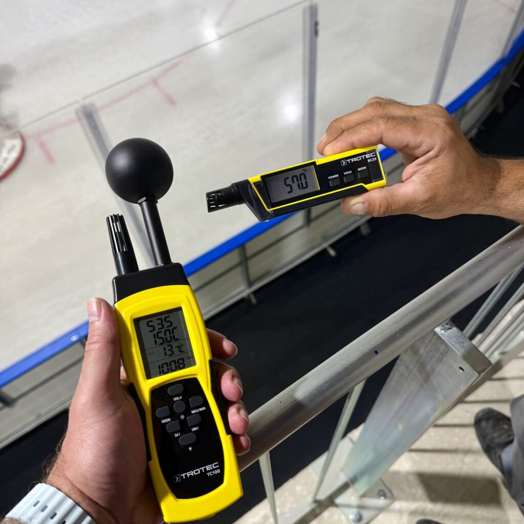 Ingeniero tomando mediciones durante la auditoria tecnica del estado de una pista de hielo