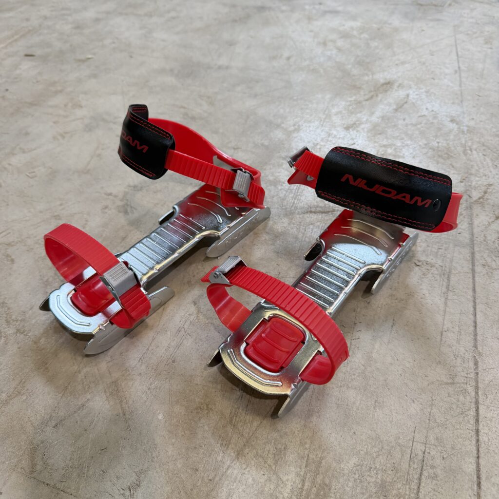Patines infantiles de doble cuchilla para principiantes en una pista de hielo publica