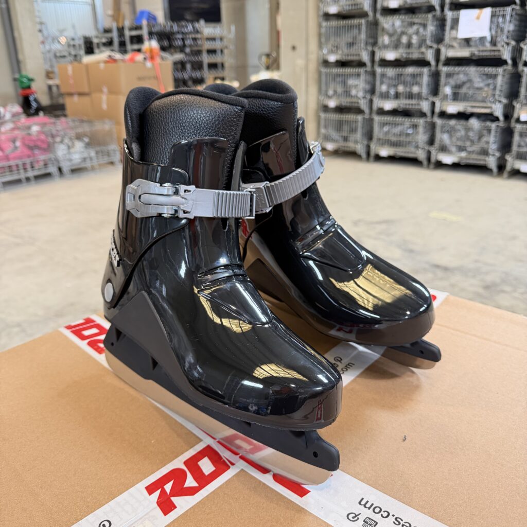 Patin de alquiler profesional de fabricacion europea con bota rigida y cierre de hebilla