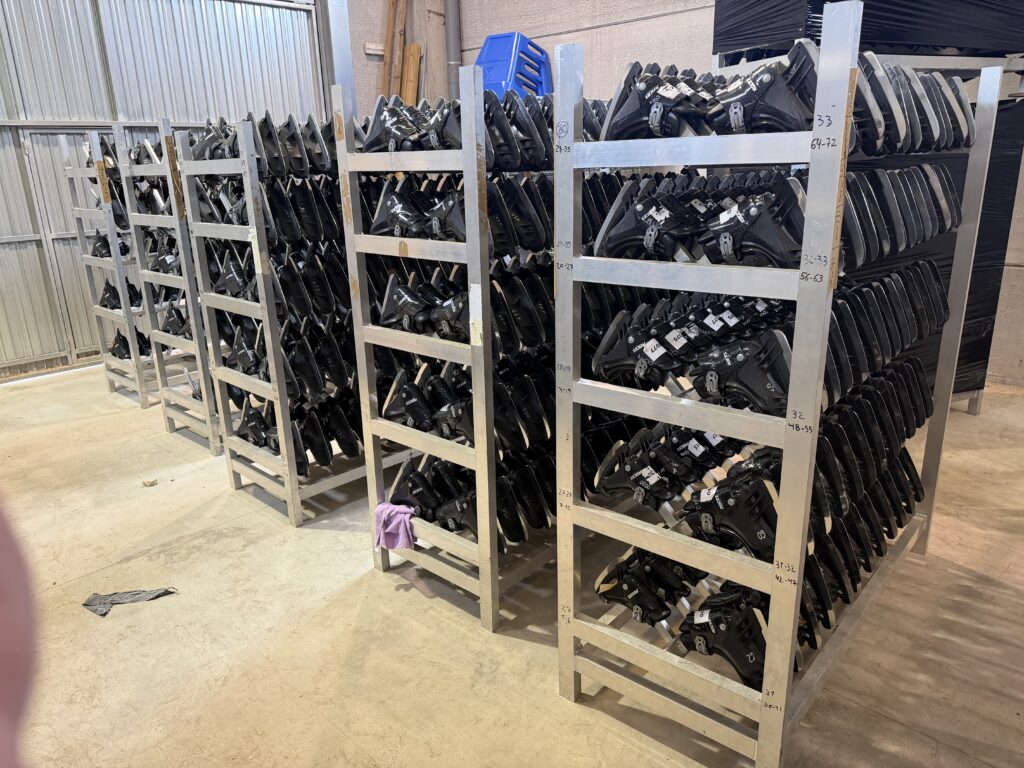 Racks de almacenamiento especificos con una flota completa de patines de alquiler ordenados por talla