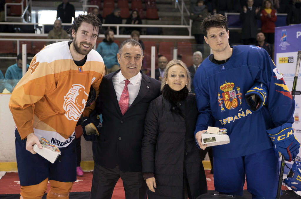 Waarom Napapiri Frank González steunt als IIHF-president 3 Frank González aan de ijsbaan met spelers uit Spanje en Nederland tijdens een internationaal ijshockeyevenement.