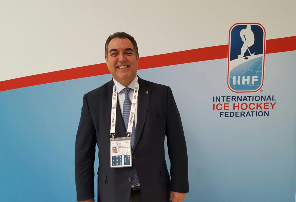 Waarom Napapiri Frank González steunt als IIHF-president 2 Frank González tijdens een evenement van de Internationale IJshockeyfederatie.